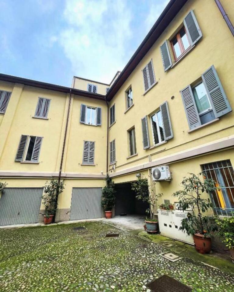 Bilocale Santagostino Apartment Milan Bagian luar foto